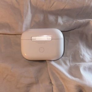 This is an Air Pod Pro case. Great condition!!